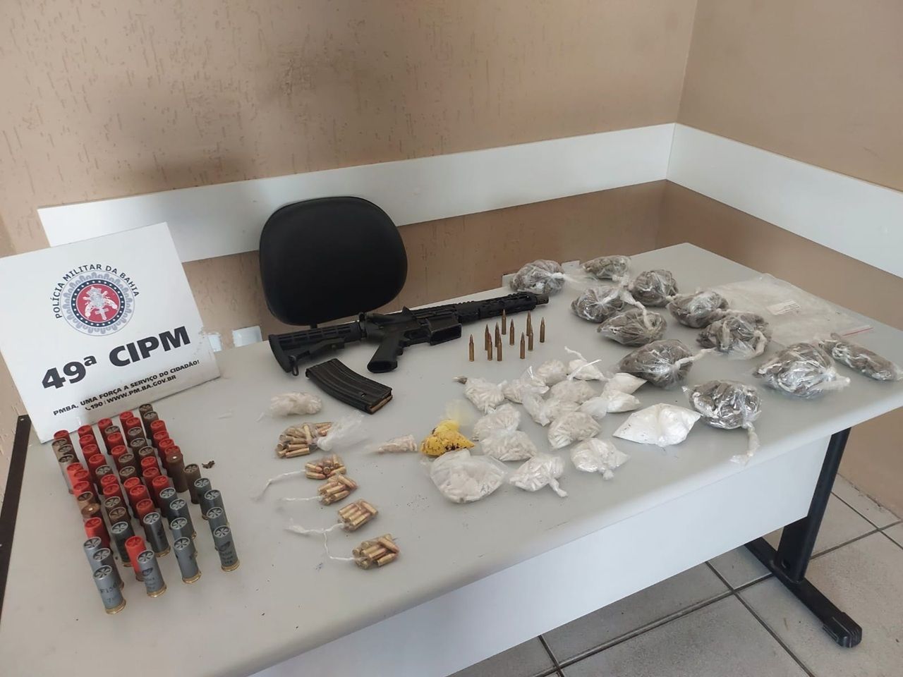 Pm Encontra Fuzil, Munições E Drogas