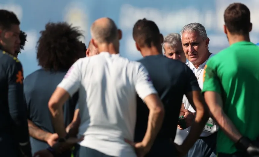 Sem Danilo e Douglas Costa, seleção equilibra treinamento e recuperação neste domingo