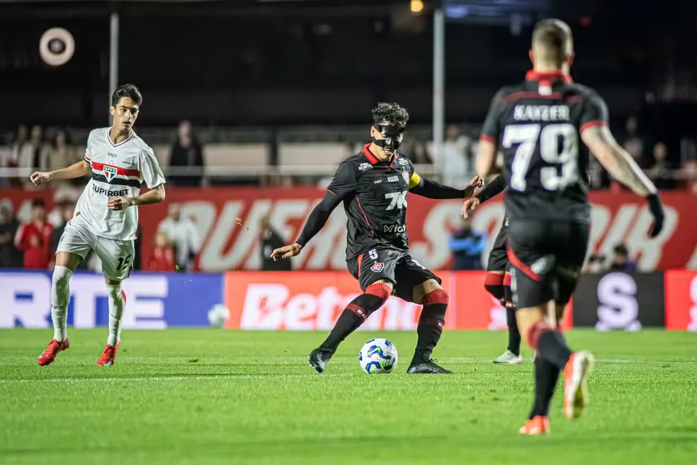 Vitória x São Paulo: onde assistir jogo decisivo contra rebaixamento