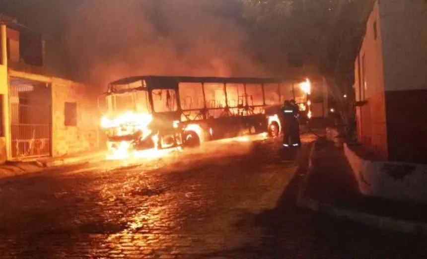 Ônibus do transporte público é incendiado em Feira de Santana