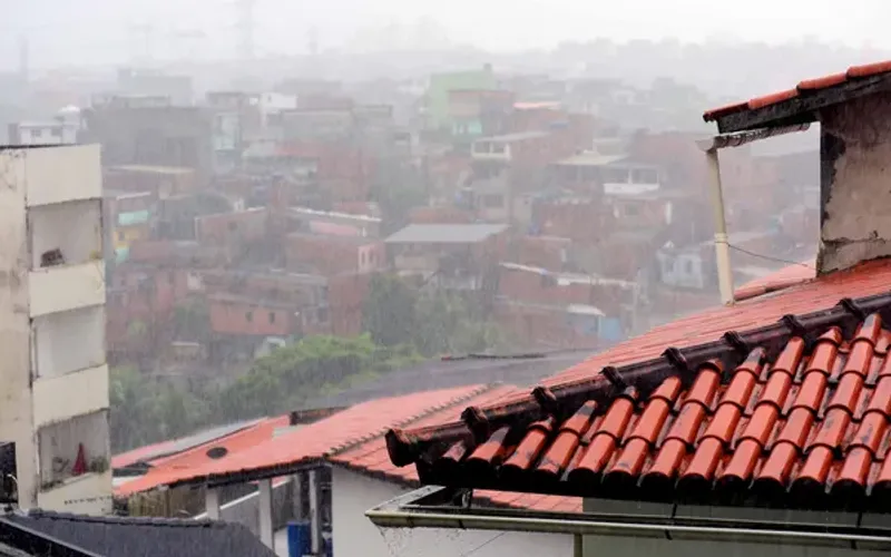 Durante per&iacute;odos de chuva intensa, crian&ccedil;as, idosos e pessoas com mobilidade reduzida precisam de aten&ccedil;&atilde;o especial, principalmente em &aacute;reas sujeitas a alagamentos ou deslizamentos/Foto: Reprodu&ccedil;&atilde;o&nbsp;