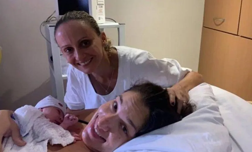 Nasce filha de ex-jogadora de vôlei, Fabi, com companheira; veja