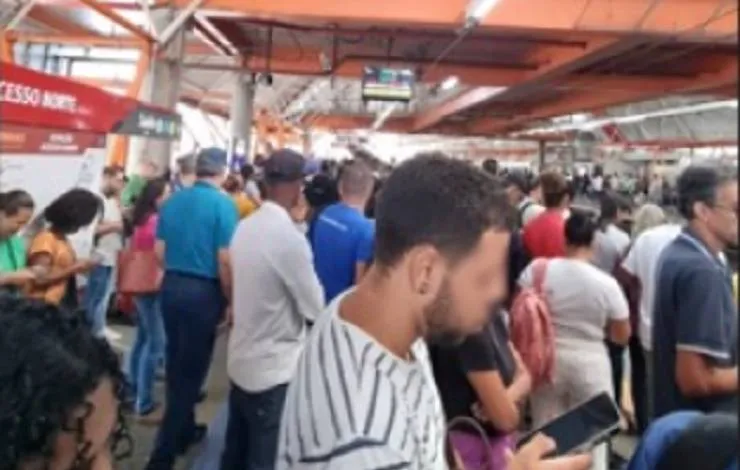 Usuários do metrô reclamam de atraso do serviço na Linha 1, em Salvador