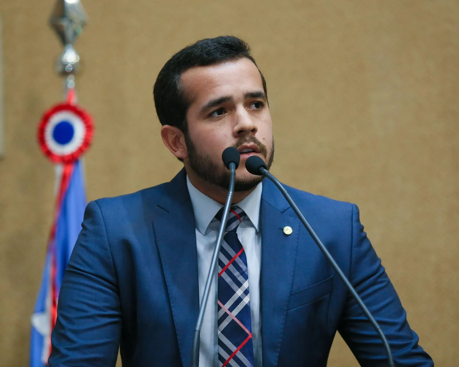 Projeto de deputado prevê música no sinal escolar para acolher autistas