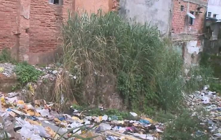 Moradores de Nazaré reclamam de acumulo de lixo após demolição de casarão no bairro