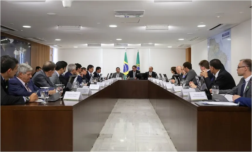 Bolsonaro assina Projeto de Lei Anticrime; Moro foi responsável pelo texto