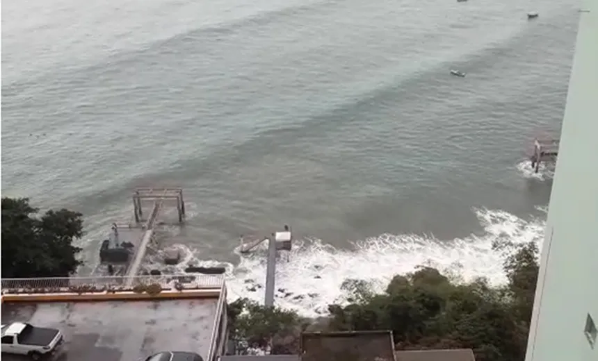 Mar continua agitado e ondas podem atingir três metros de altura na Bahia