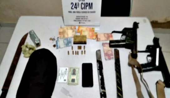 Trio é preso com armas de guerra e facão dentro de carro na Bahia  