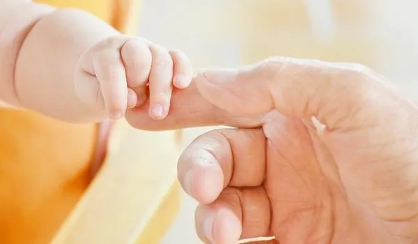 Bebê é espancado até a morte pelo padrasto após homem se irritar com choro 