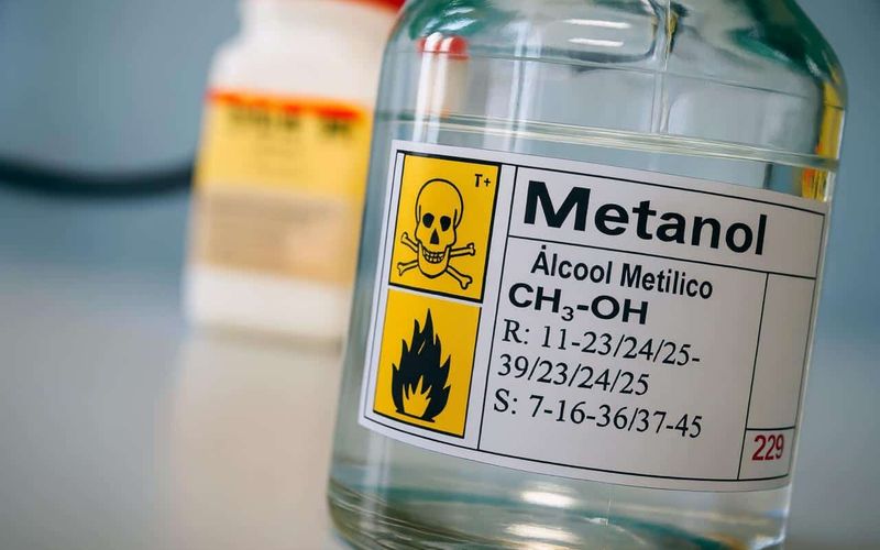 A intoxicação por metanol representa um risco grave à saúde e pode levar a danos permanentes ou morte, mesmo quando ocorre a ingestão de pequenas quantidades/Foto: Reprodução