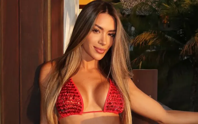 Os rumores ganharam for&ccedil;a ap&oacute;s o cantor passar a virada de ano na Praia de Pipa (RN), onde foi fotografado ao lado da influenciadora/Foto: Redes Sociais&nbsp;