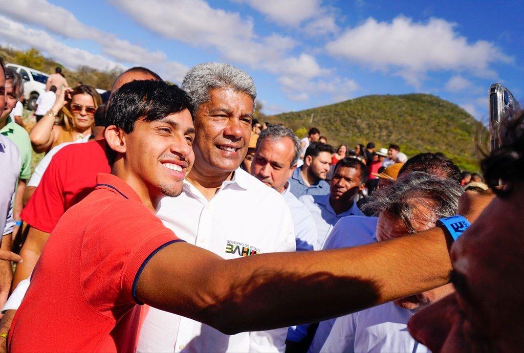 Jerônimo tira foto com população | Foto: Daniel Pujol/GOVBA