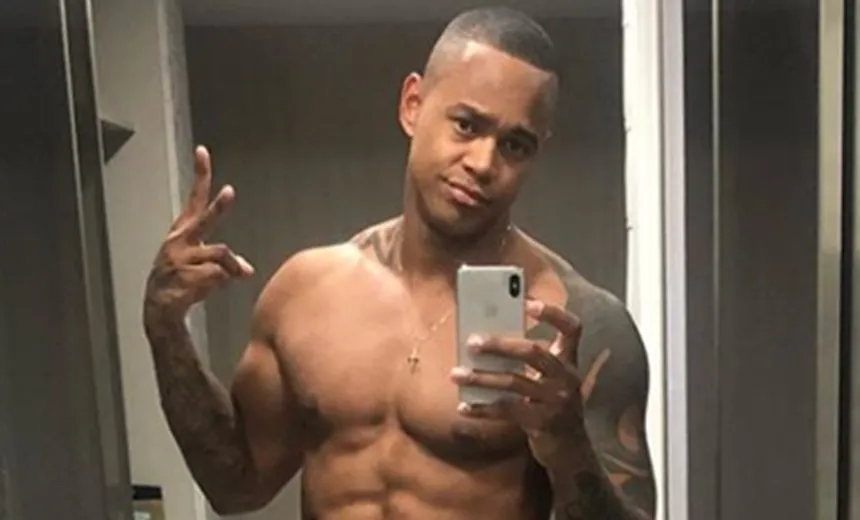 Léo Santana posa de sunga e a internet não perdoa; “tanquinho veio sem torneira”