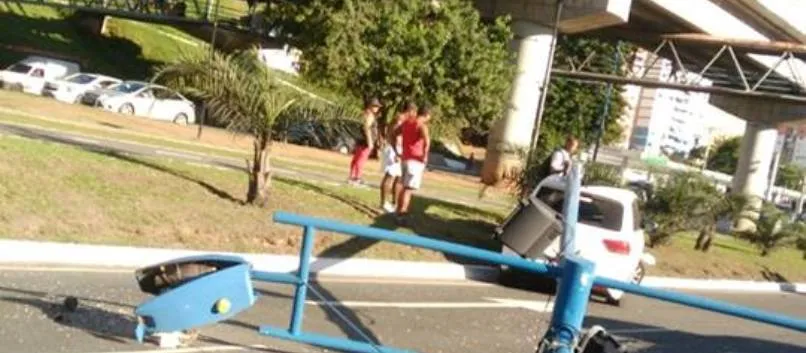 ACIDENTE: Carro bate em poste e deixa trânsito congestionado na Avenida Bonocô