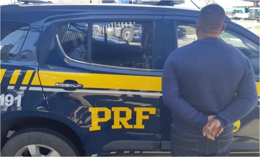 PRF prende passageiro de ônibus procurado pela justiça utilizando documento falso