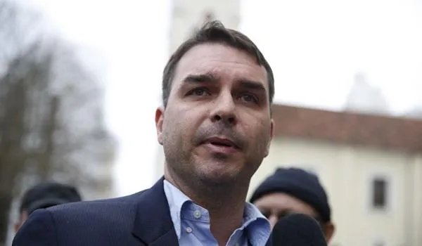 Após vazamento, Flávio Bolsonaro diz que não permitirá mais gravações de depoimentos