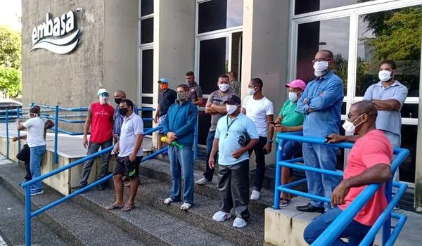 Sem pagamento de salário, transporte e 13º, funcionários de terceirizada da Embasa fazem protesto