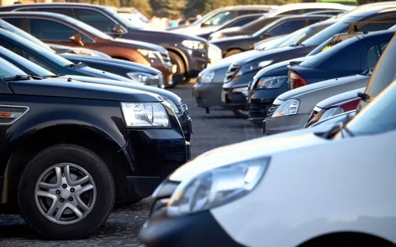 Em leilões de carros, veículos são vendidos ao maior lance, seja presencialmente ou online/Foto: Reprodução