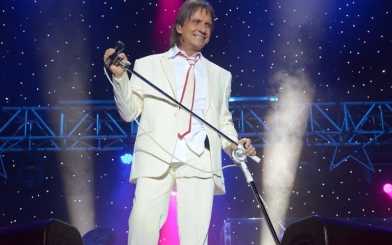 Roberto Carlos é uma das atrações do aniversário de Salvador e promete reunir milhares de fãs no show comemorativo/Foto: Reprodução