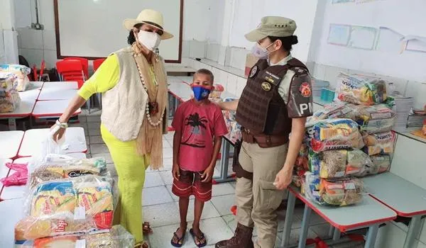 Agentes da PM distribuem cestas básicas às famílias carentes do bairro do Bonfim
