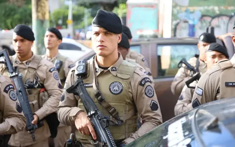 O armamento, considerado de alto poder de fogo, &eacute; frequentemente associado &agrave; atua&ccedil;&atilde;o de organiza&ccedil;&otilde;es criminosas/Foto: PM-BA&nbsp;