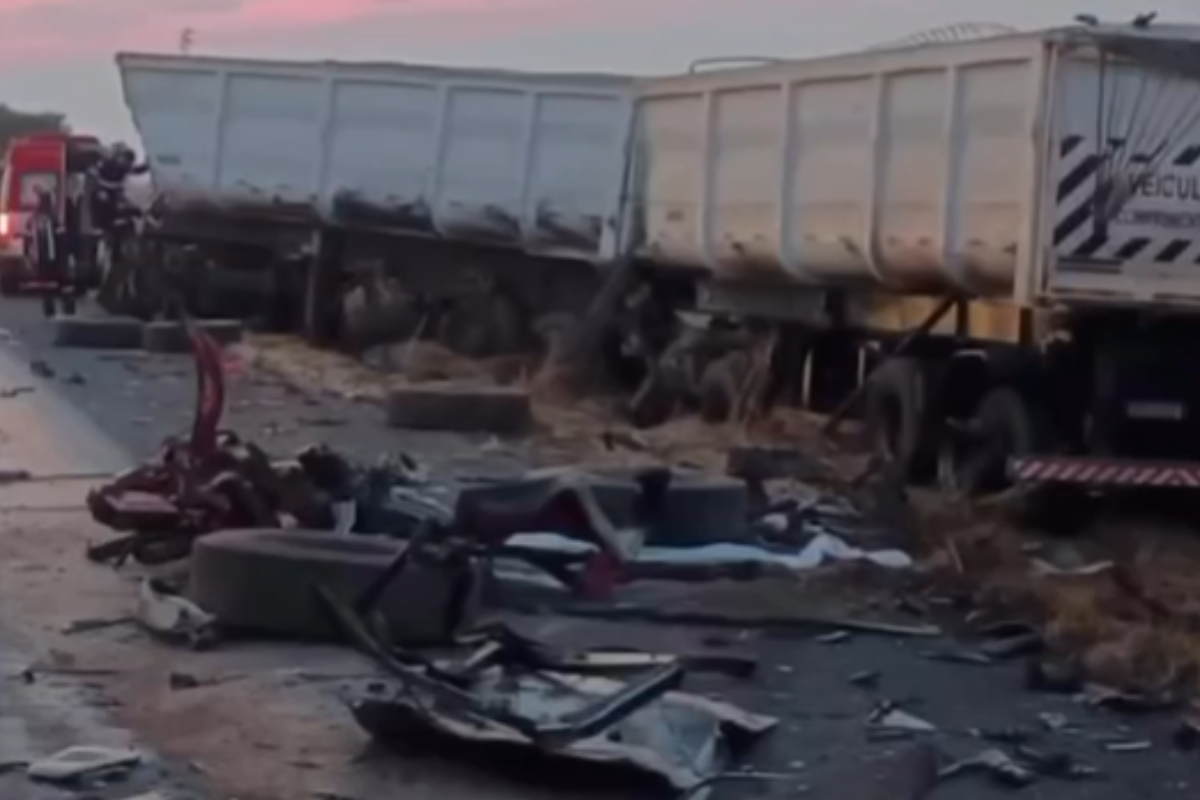 Colis&atilde;o Entre Carretas Deoxa Dois Mortos Na Br 242  