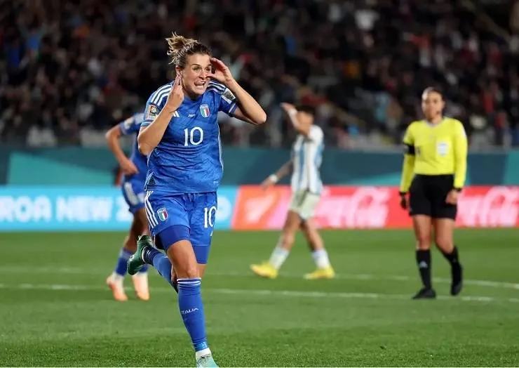 Italianas marcam no final e batem seleção da Argentina em jogo equilibrado