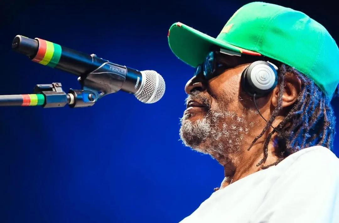 Edson Gomes critica Bolsa Família em show na Bahia: 'Quem recebe é escravo'