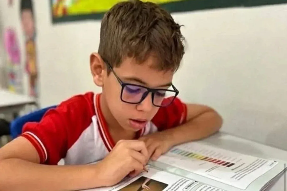 Criança recebe descarga elétrica e morre após encostar em decoração de Natal na Bahia