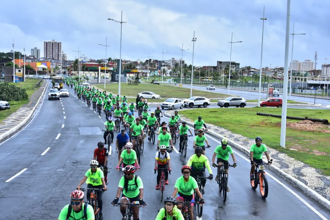 Pedal da Cidade reúne ciclistas sob chuva nos 477 anos de Salvador