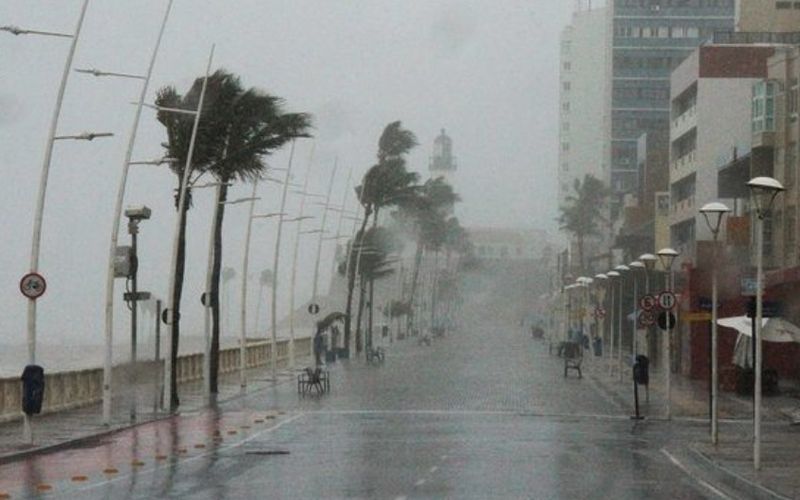 A frente fria que atingiu a capital trouxe ventos atípicos para a cidade, com rajadas que chegaram a quase 80 km/h na região da Barra/Foto: Reprodução