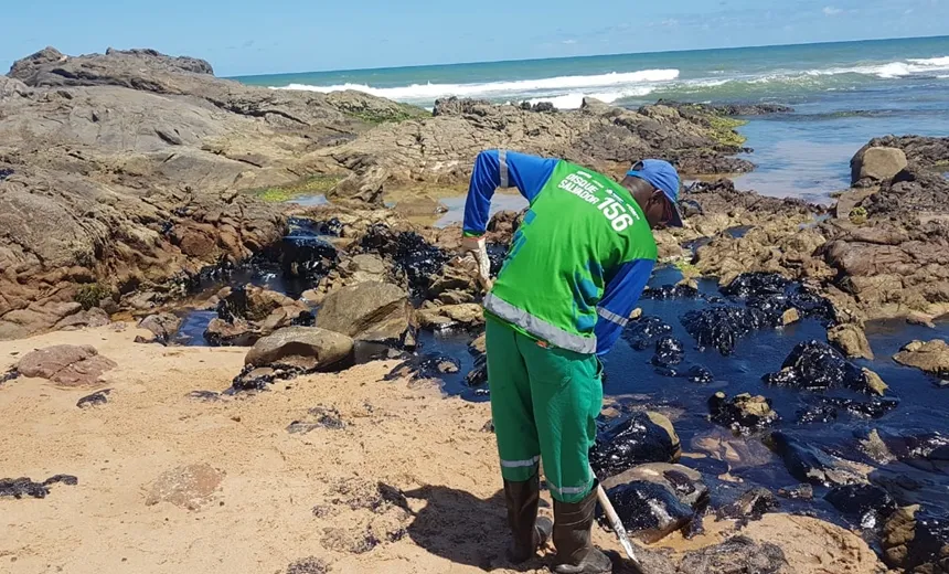 Praia de Itapuã é atingida por quilos de óleo que vem do mar; assista