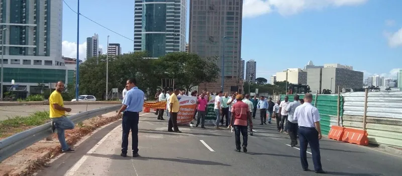 CONTRA O UBER: Taxistas fazem manifestação e interditam trânsito em Salvador