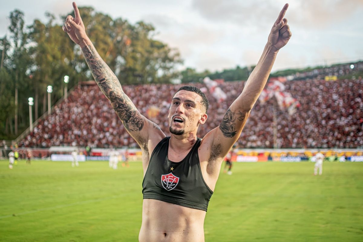 O Vit&oacute;ria comprou o volante Baralhas em definitivo junto ao Atl&eacute;tico-GO e o contrato do atleta com o Rubro-Negro &eacute; at&eacute; 2028. Foto: Victor Ferreira/EC Vit&oacute;ria