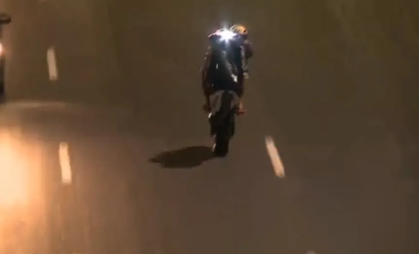 Motociclistas transformam Paralela em autódromo às quintas; veja flagrantes