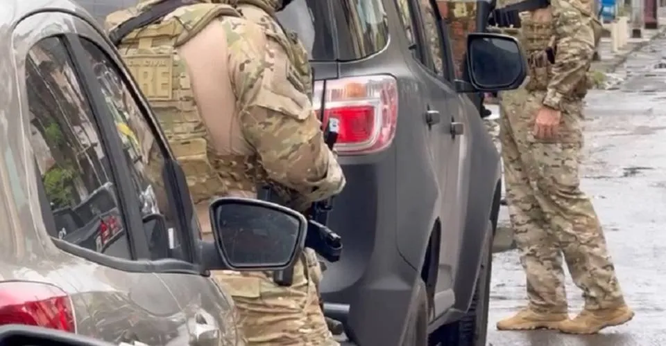 Vídeo: Policiais civis cumprem mandados de prisão nesta quarta (5) no Pero Vaz