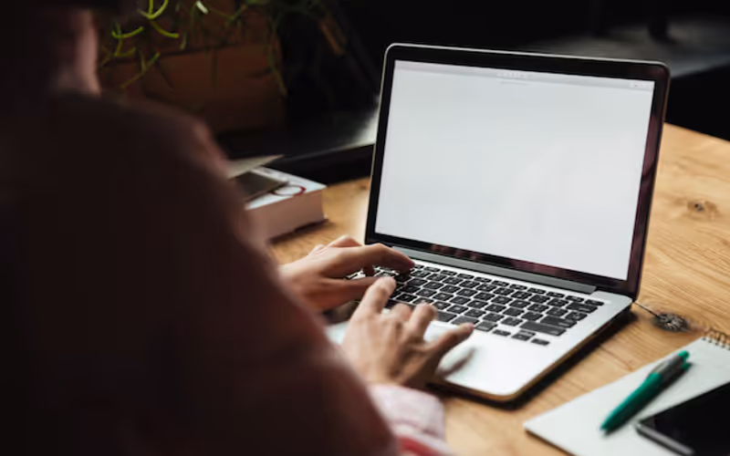 Antes de se inscrever, confira no edital quais documentos ser&atilde;o exigidos para a matr&iacute;cula. RG, CPF, comprovante de escolaridade e de resid&ecirc;ncia costumam ser obrigat&oacute;rios/Foto: Freepik&nbsp;