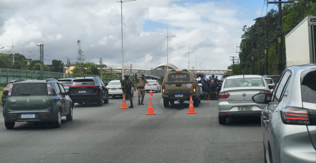 Engavetamento com quatro carros deixa tr&acirc;nsito travado na Avenida Paralela, nesta quinta (4).| Foto: Ananda Costa/ Aratu On