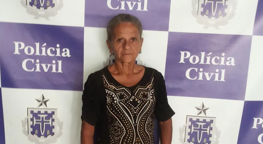 VOVÓ DA PEDRA: Idosa é presa dentro de ônibus com porção de crack; Polícia suspeita de tráfico