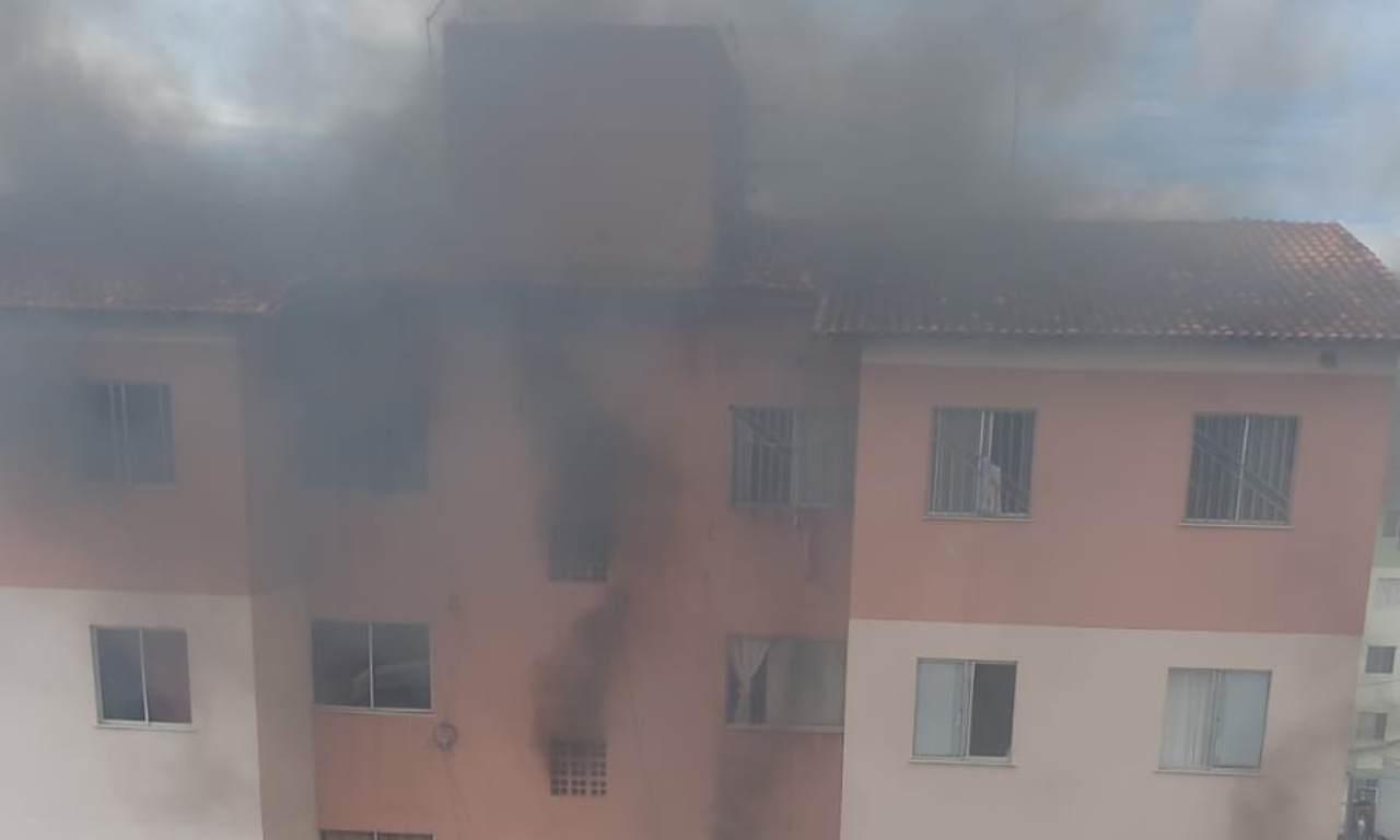 Apartamento pega fogo após curto-circuito. Foto: Reprodução | redes sociais