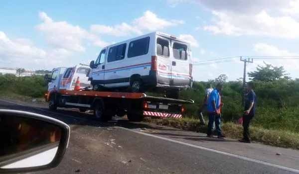 Van de transporte coletivo de Amélia Rodrigues se envolve em acidente na BR-324