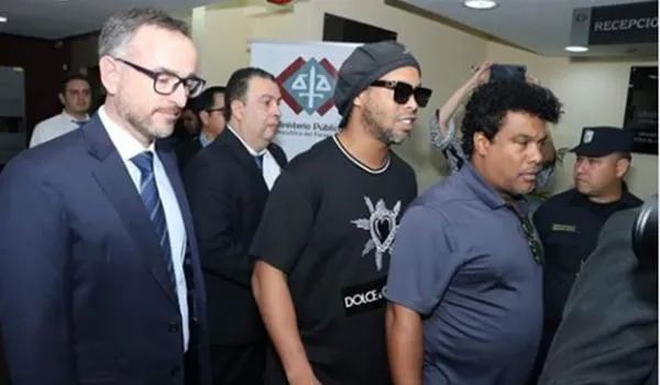 Em live, cantor diz que Ronaldinho Gaúcho é inocente e apela a autoridades; jogador esta preso desde março