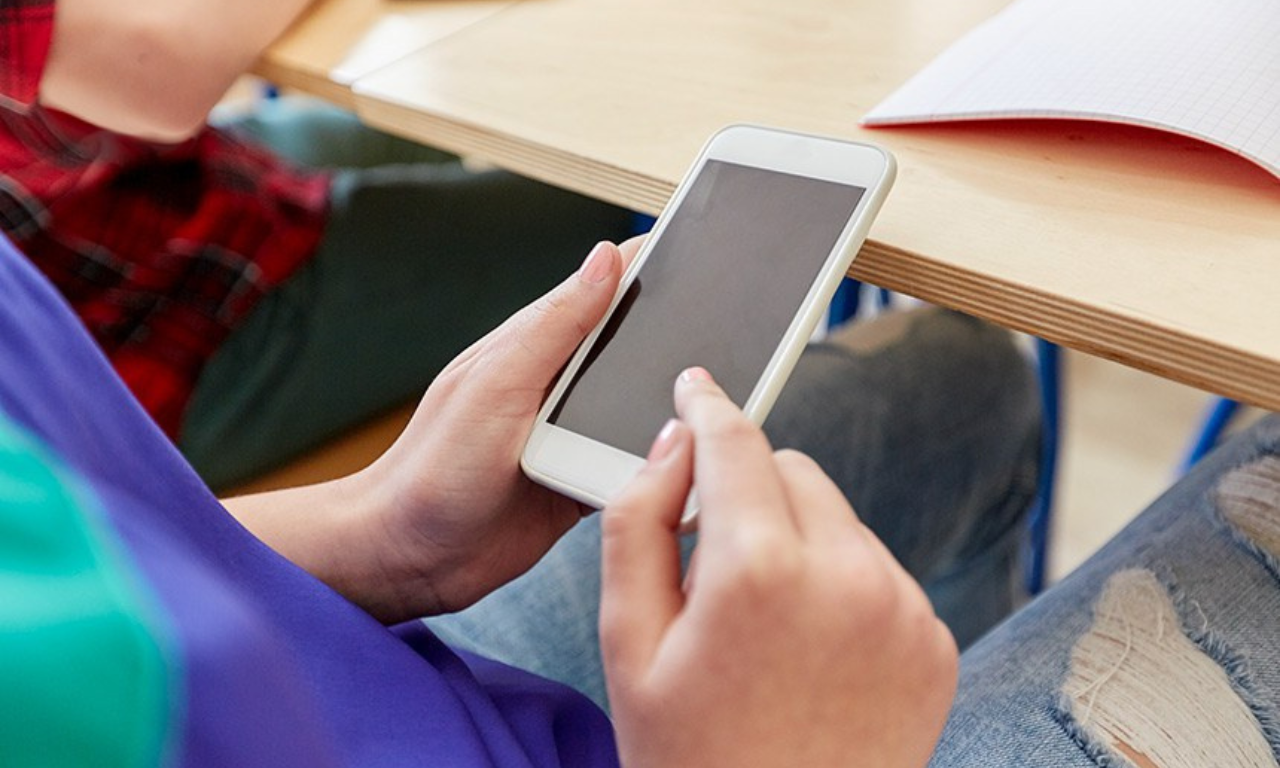 Governo restringe uso de celular nas escolas. Foto: Freepik (Imagem Ilustrativa)
