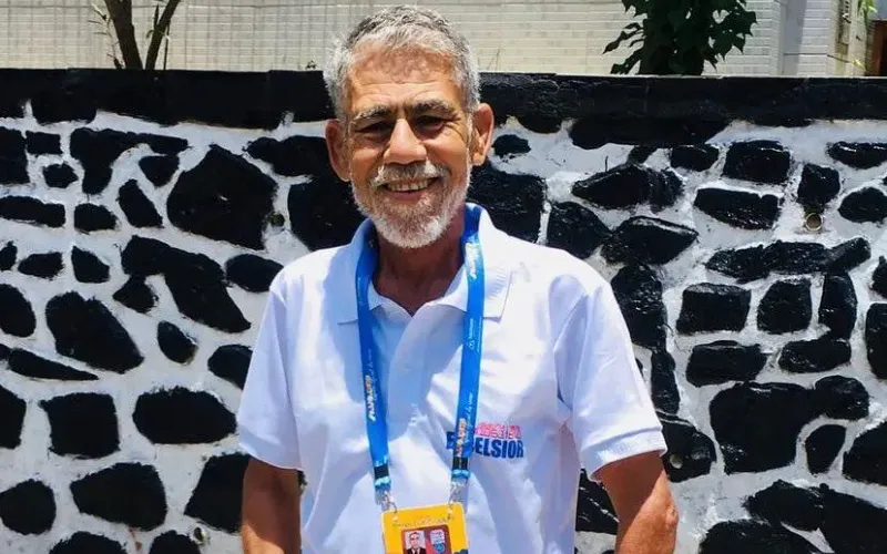 Zé Bim, nome artístico de José Neri Rosa, foi um dos repórteres mais carismáticos da Bahia. Com seu jeito irreverente e bordões marcantes, conquistou o público na TV Aratu como o “Repórter do Povo”/Foto: Reprodução 