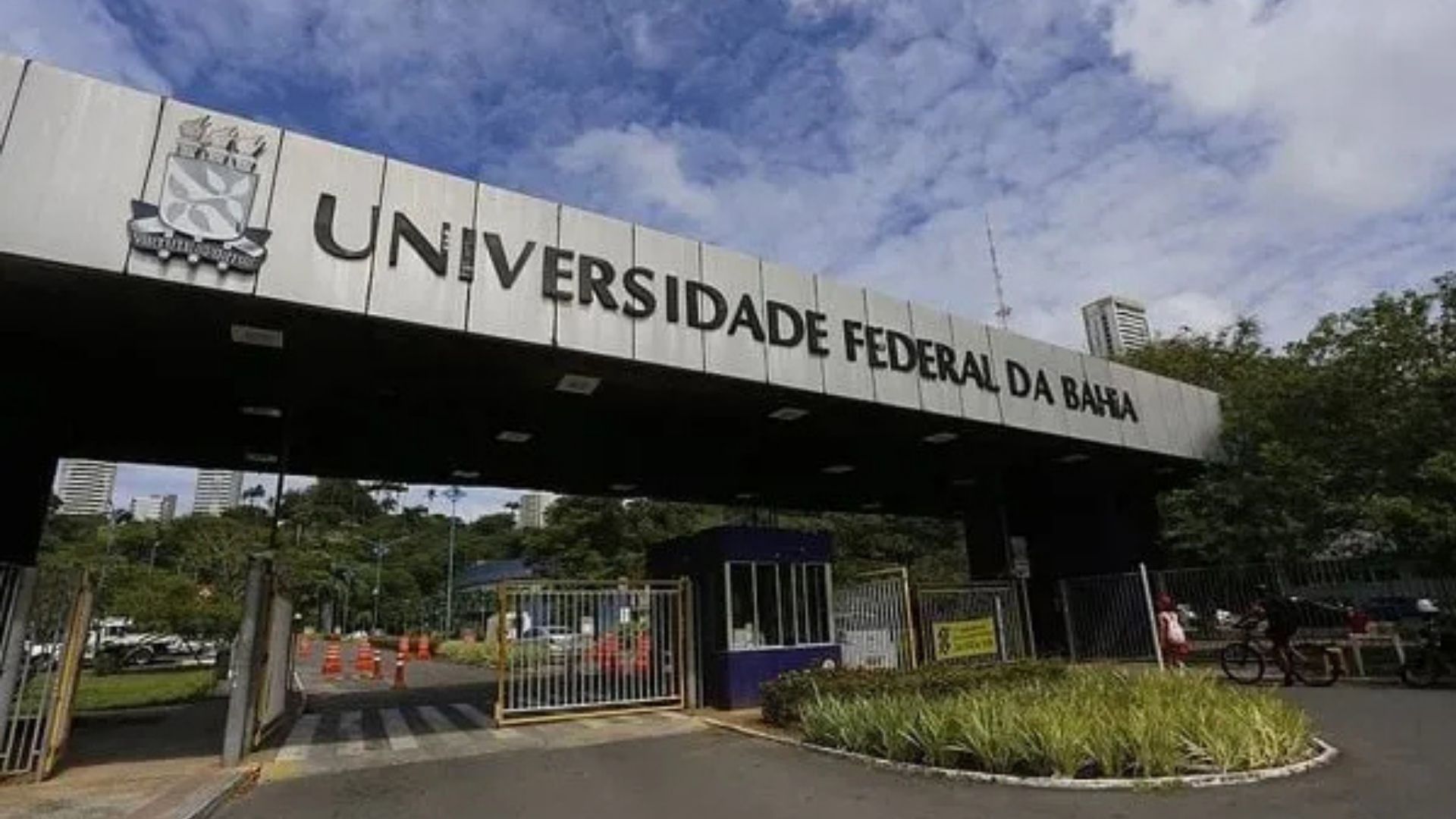 UFBA n&atilde;o garante nossa ascens&atilde;o 'por pura morosidade', desabafa formanda