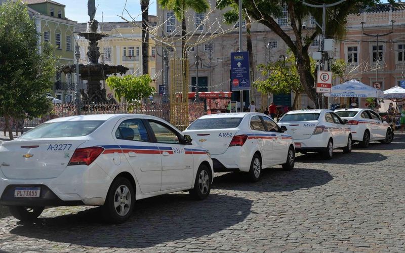 É um serviço de transporte individual regulamentado pelo poder público. O passageiro paga pela corrida com base no taxímetro, por distância ou tempo/Foto: Otávio Santos/Secom