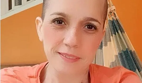 Mãe de três crianças descobre câncer com metástase aos 38 anos e pede ajuda para tratamento; veja como colaborar