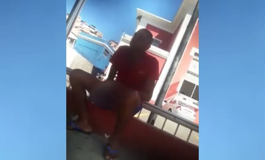 Vídeo mostra homem se masturbando em ponto de ônibus no Dique do Tororó