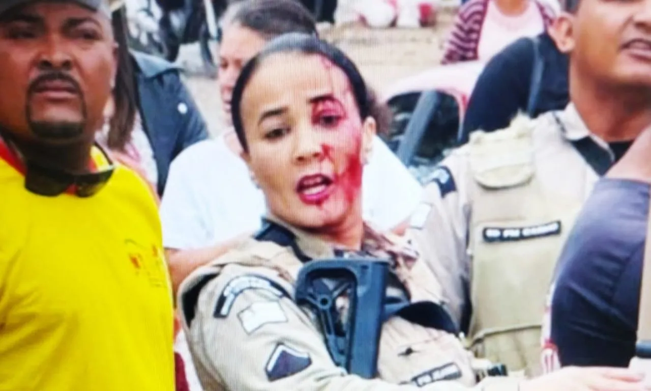 Policial militar fica ferida após ser atingida por pedra no rosto na Bahia
