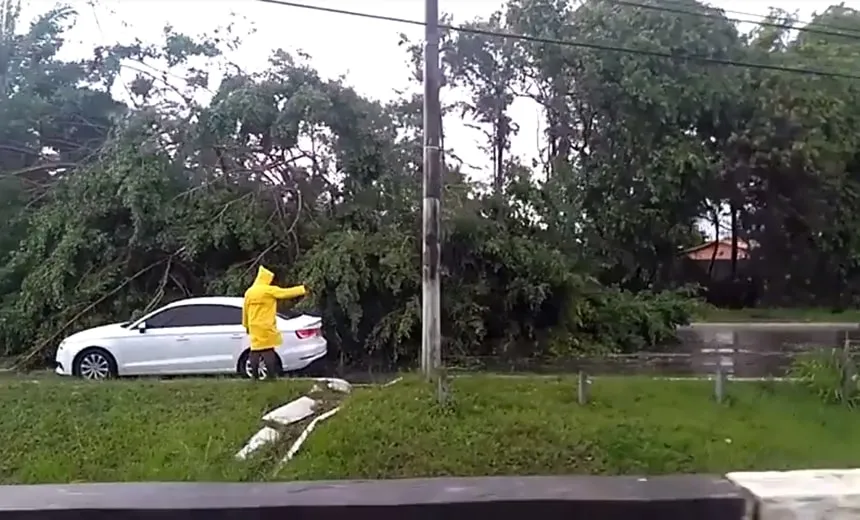 Fortes chuvas causam destruição e congestionam o trânsito em Lauro de Freitas; veja